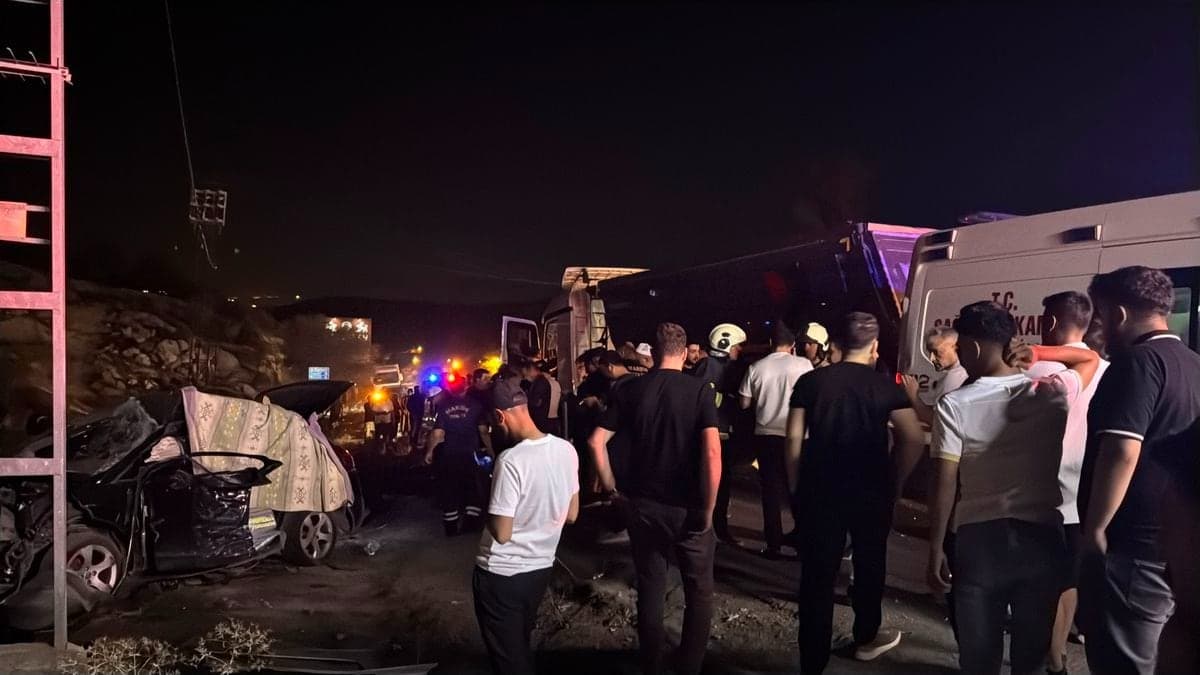 Mêrdîn’de otomobil ile kamyon çarpıştı: 2 ölü, 6 yaralı